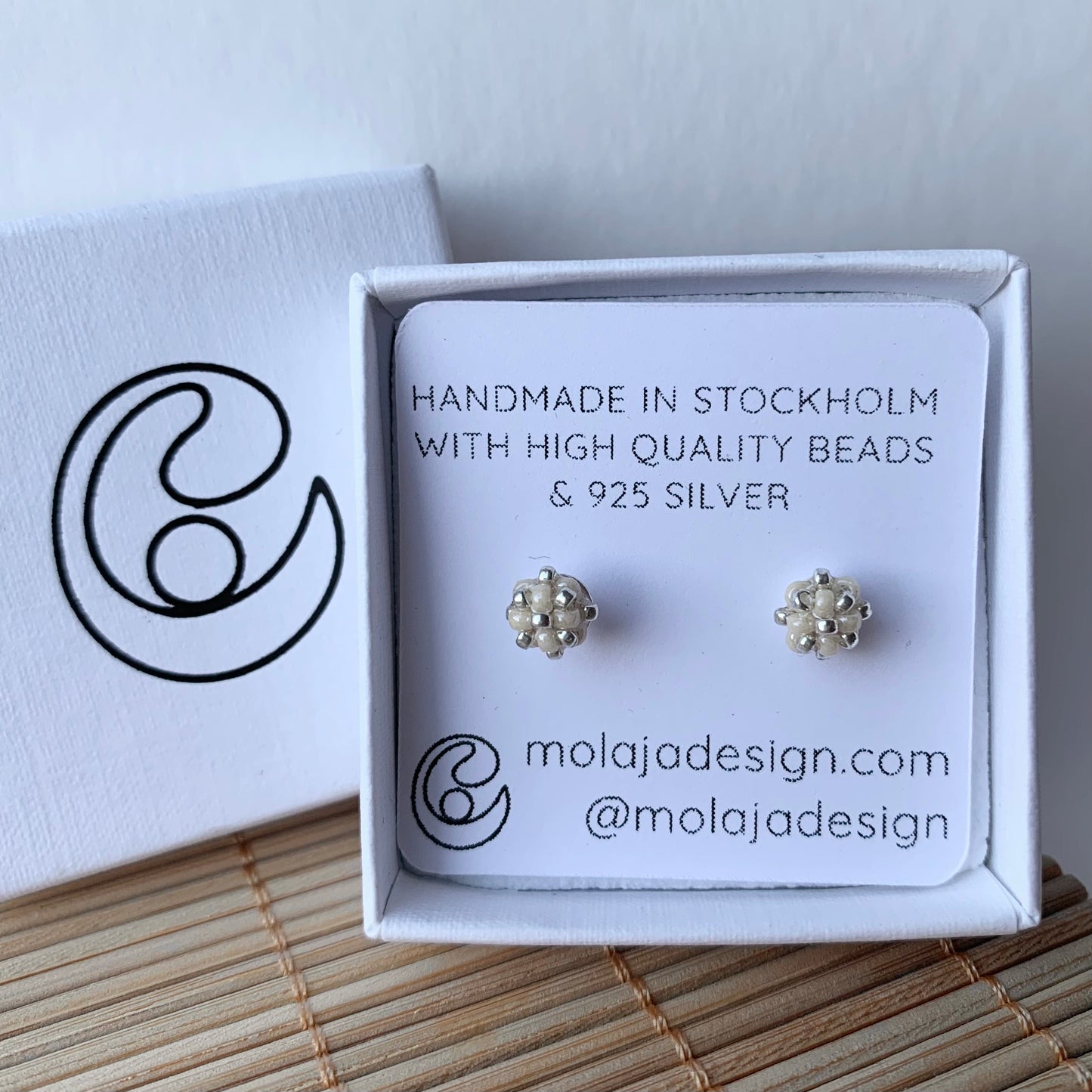 Pärlemor studs i smyckesask med text från MoLaja Design.