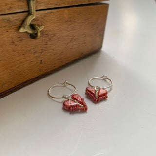 Örhängen IN LOVE röd spräcklig/hallon