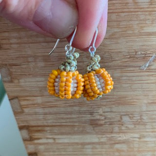 Örhängen PUMPA orange/pärlemor