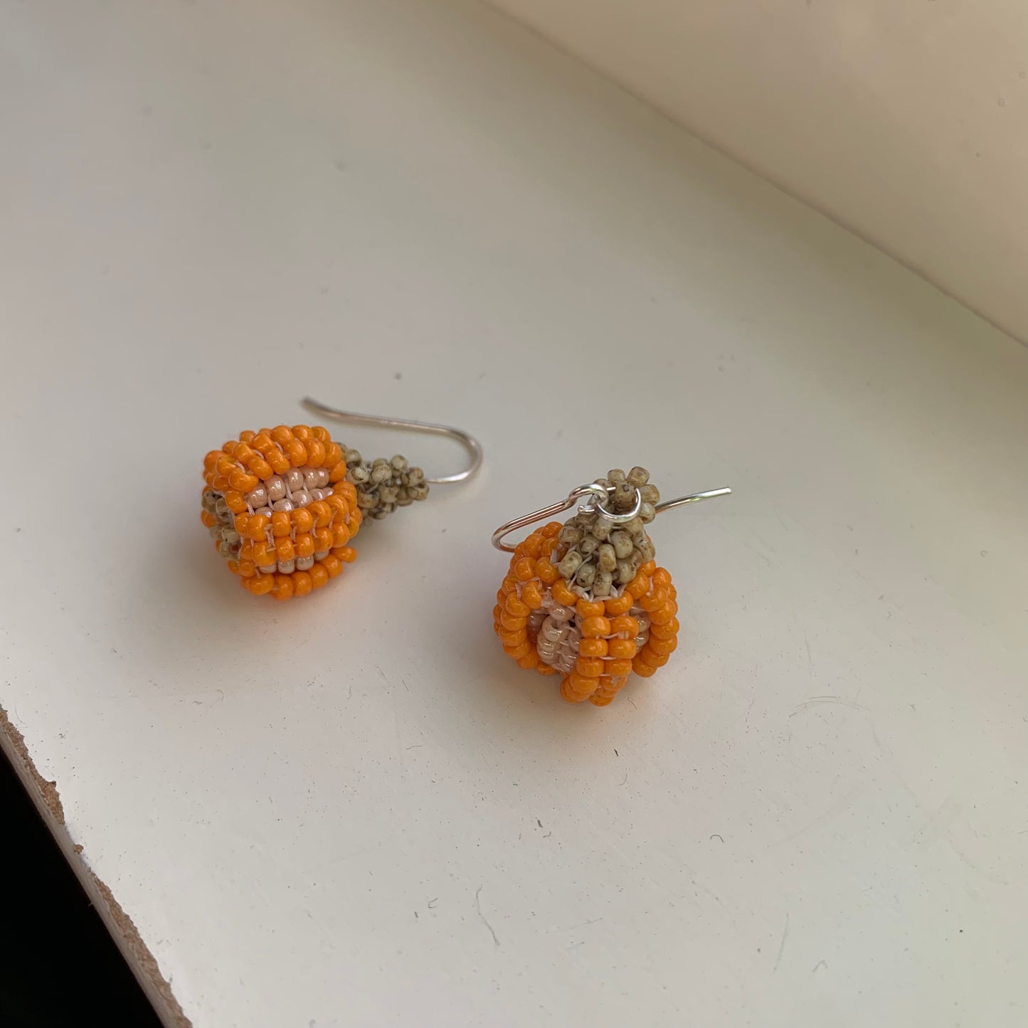 Örhängen PUMPA orange/pärlemor