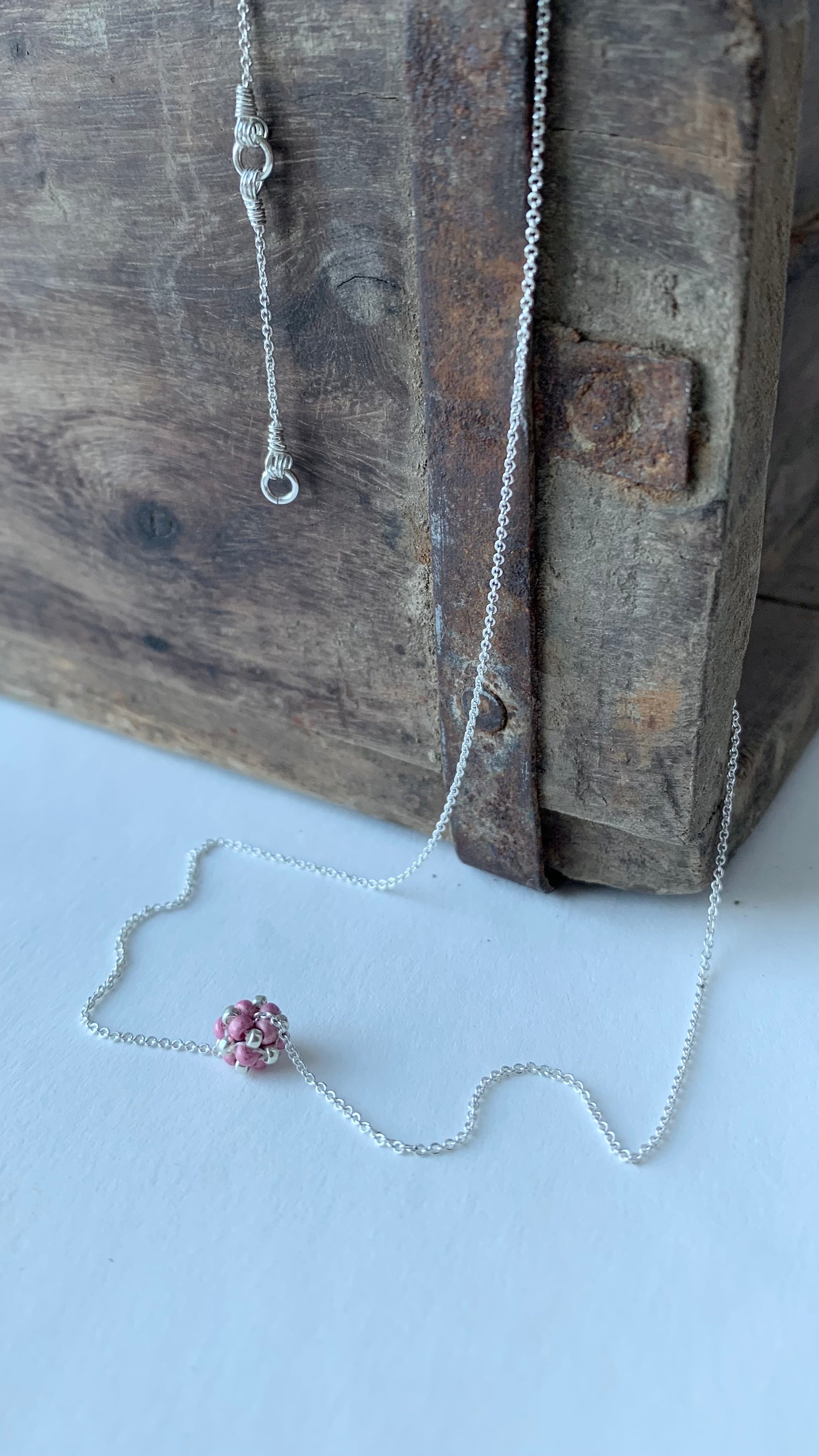 Skir halskedja MINI CLOUD med pärlad pärla i metallic cerise