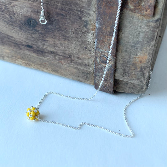 Halsband MINI CLOUD med liten pärlad pärla i silver och gul