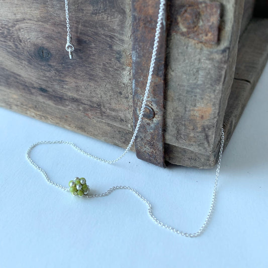 Halsband MINI CLOUD med liten pärlad pärla i silver och ljus grön