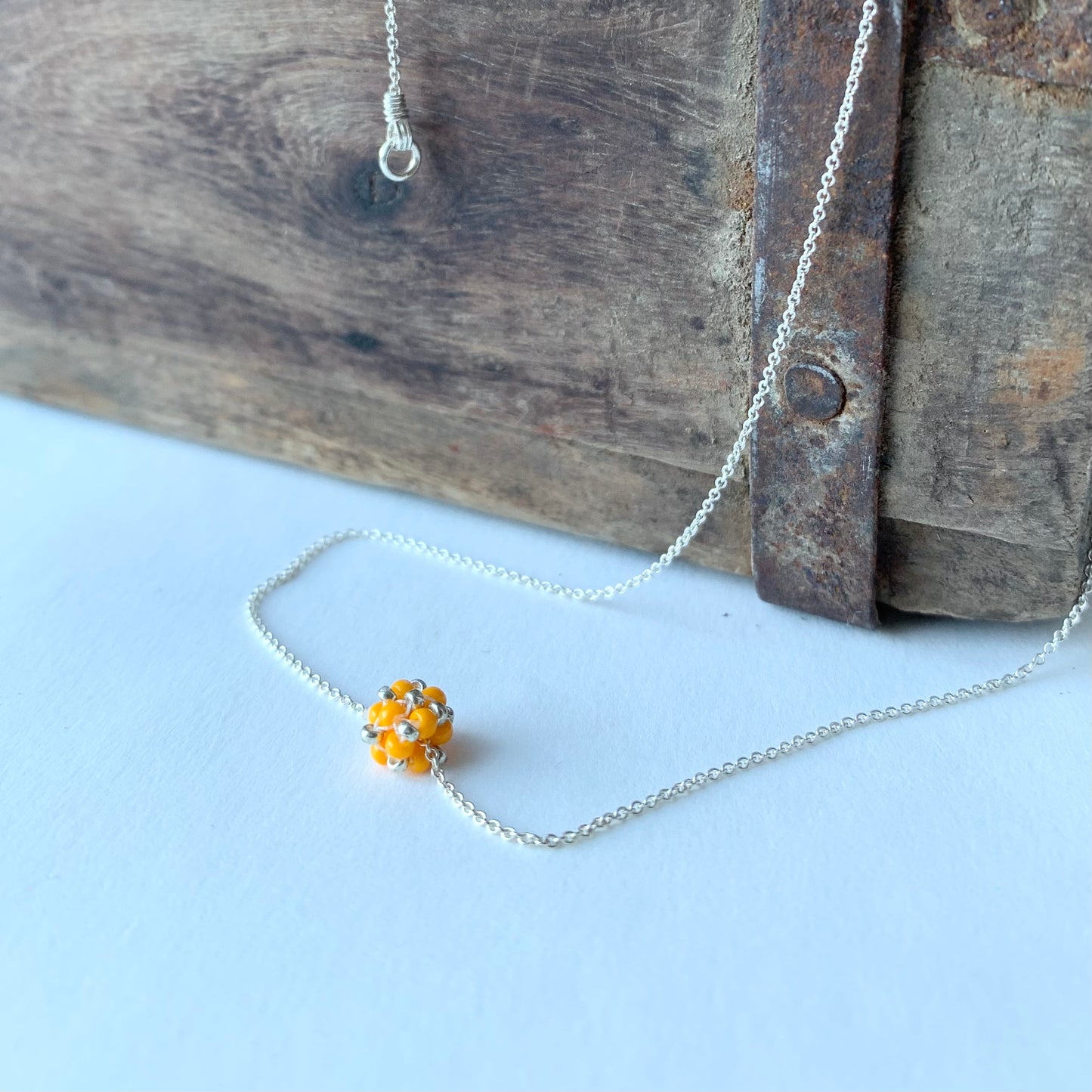 Halsband MINI CLOUD med liten pärlad pärla i silver och mandarin