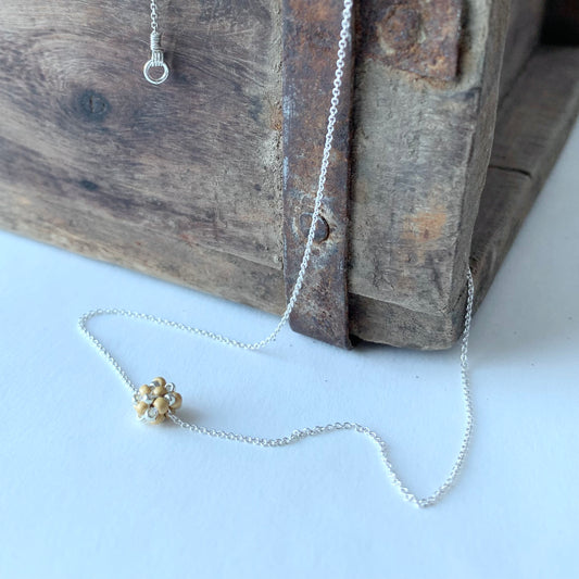 Halsband MINI CLOUD med liten pärlad pärla i silver och matt guld