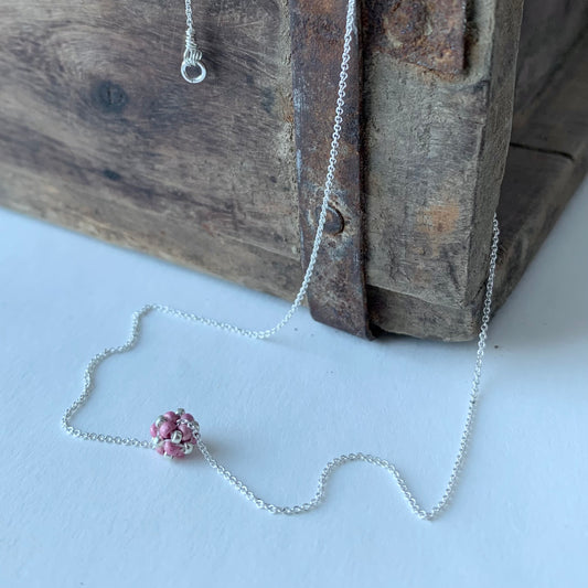 Halsband MINI CLOUD med liten pärlad pärla i silver och metallic cerise
