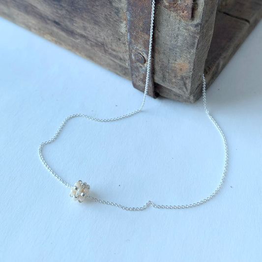 Halsband MINI CLOUD med liten pärlad pärla i silver och pärlemor