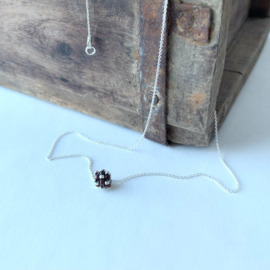 Halsband MINI CLOUD med liten pärlad pärla i silver och rödsvart
