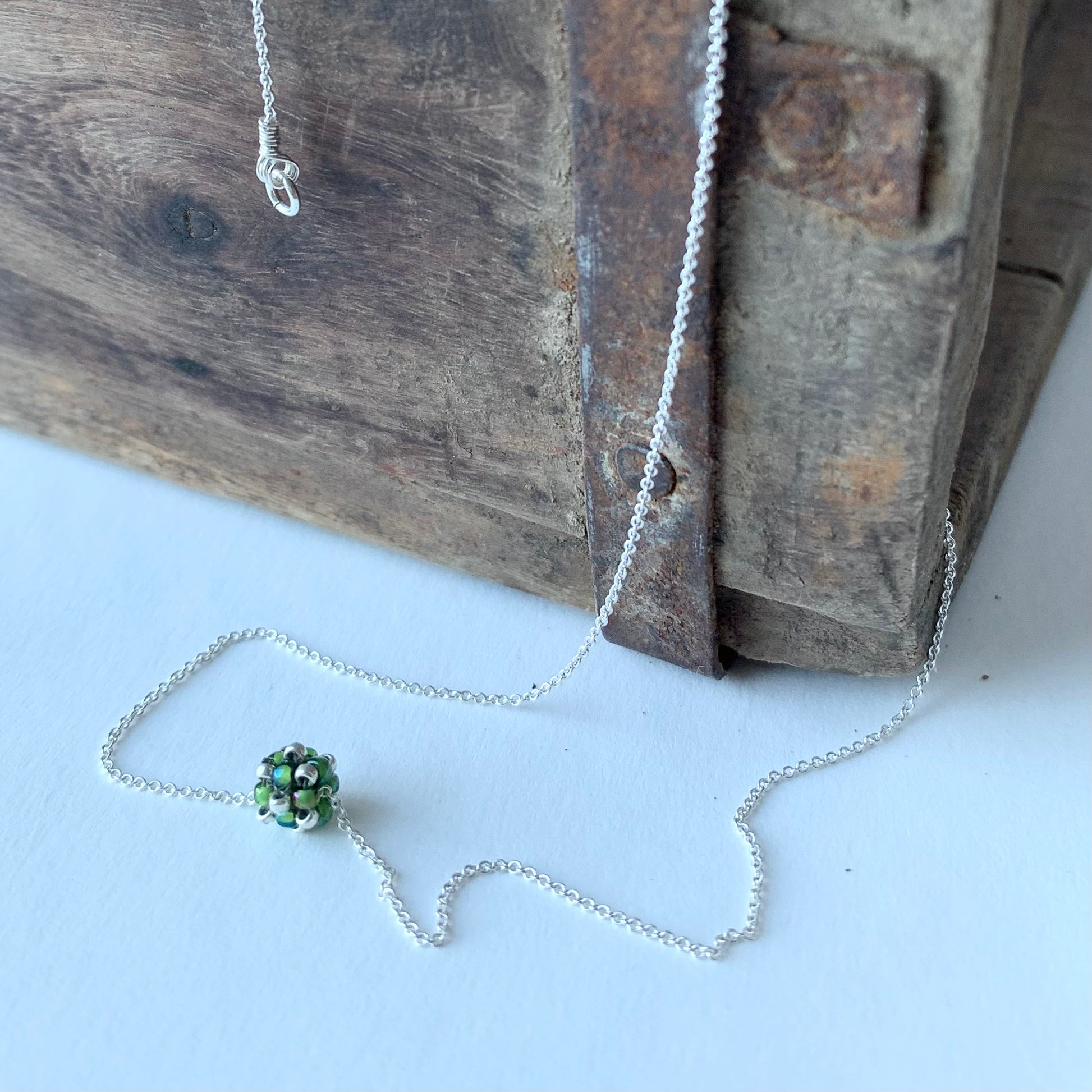 Halsband MINI CLOUD med liten pärlad pärla i silver och transparent grön