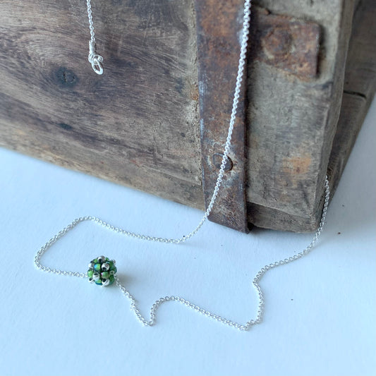 Halsband MINI CLOUD med liten pärlad pärla i silver och transparent grön