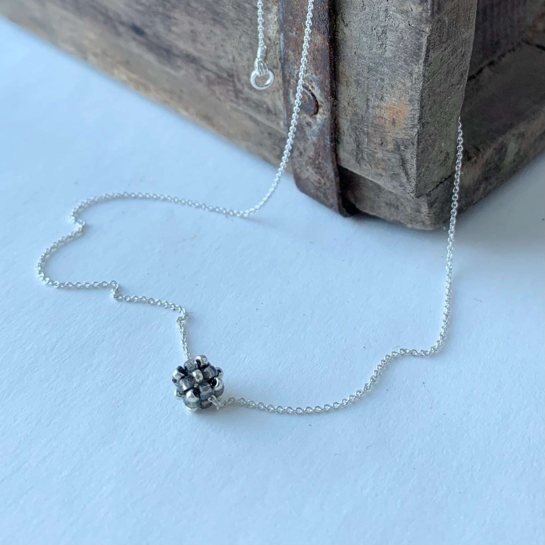 Halsband MINI CLOUD med liten pärlad pärla i silver och transparent mörk grå.