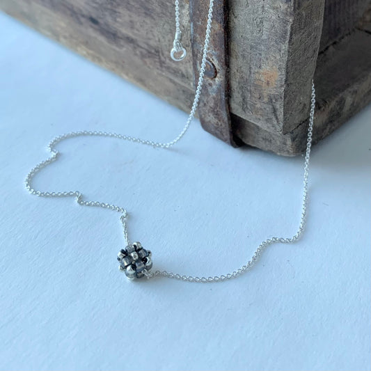 Halsband MINI CLOUD med liten pärlad pärla i silver och transparent mörk grå.