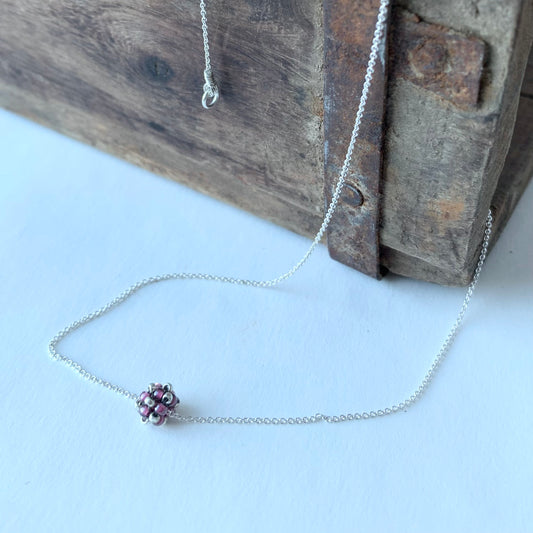 Halsband MINI CLOUD med liten pärlad pärla i silver och transparent mörk lila