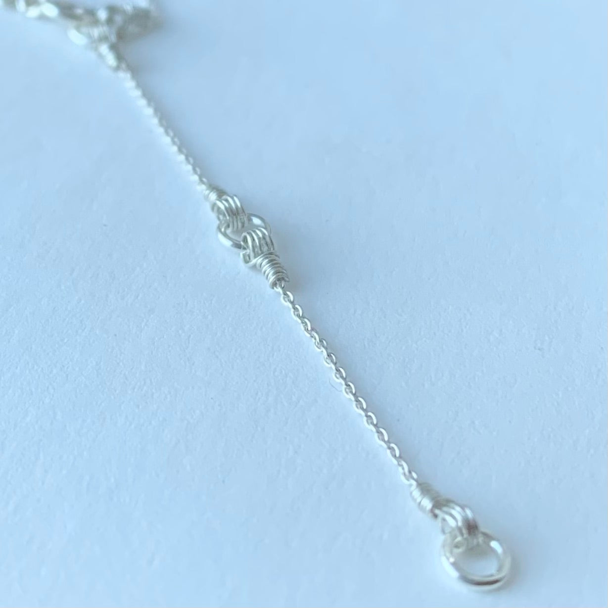 Handgjorda fästen till skirt halsband i silver, MINI CLOUD med pärlad pärla 