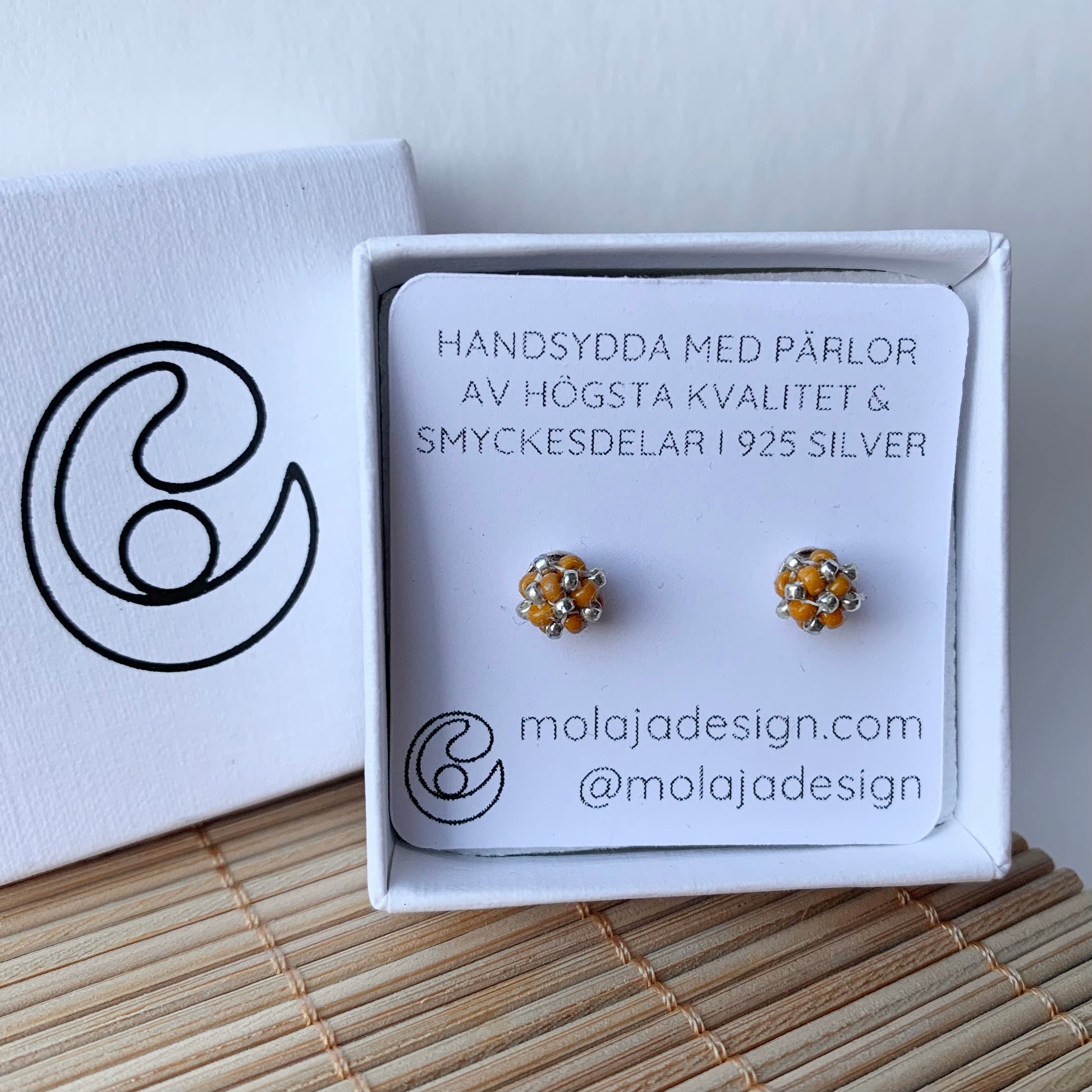 Mandarin studs i smyckesask med text från MoLaja Design.