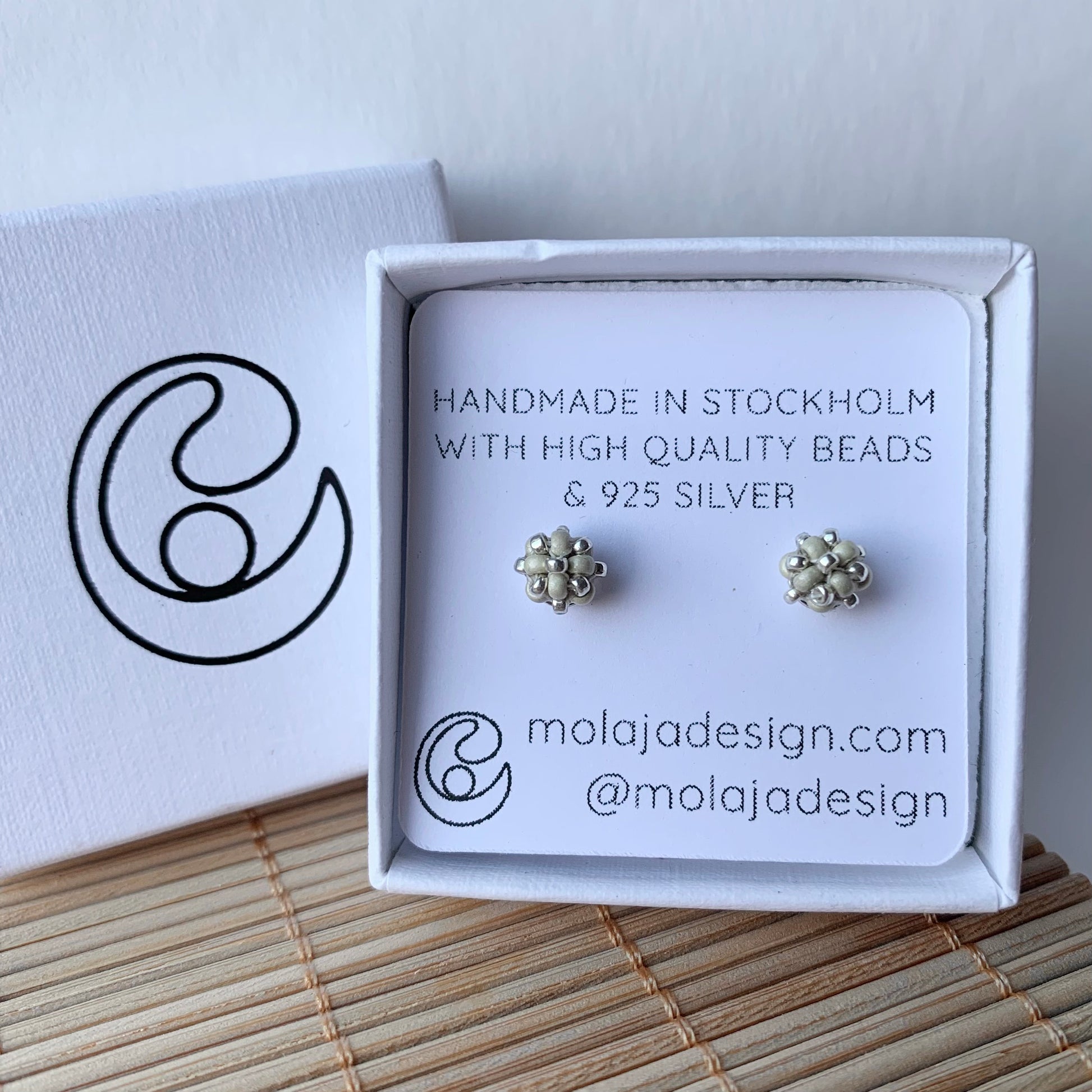 Transparent matt silver studs i smyckesask med text från MoLaja Design.