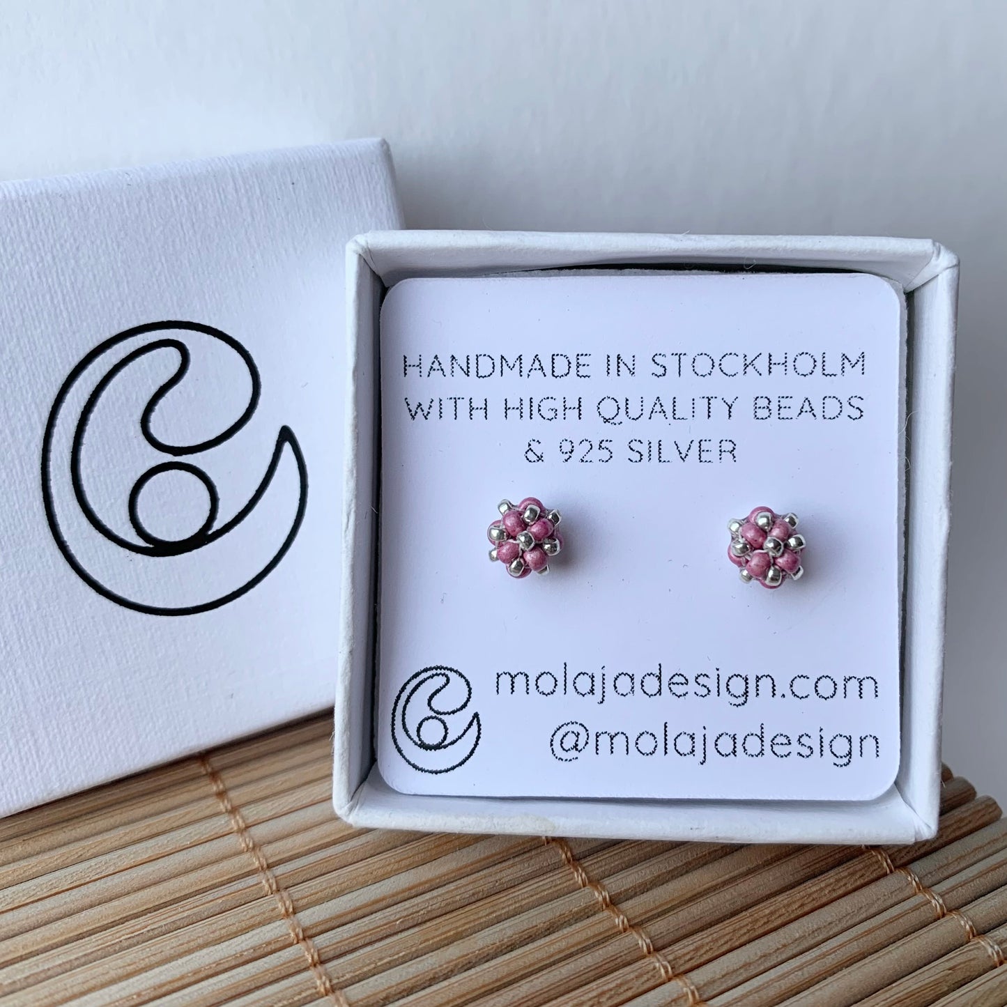 Metallic cerise studs i smyckesask med text från MoLaja Design.