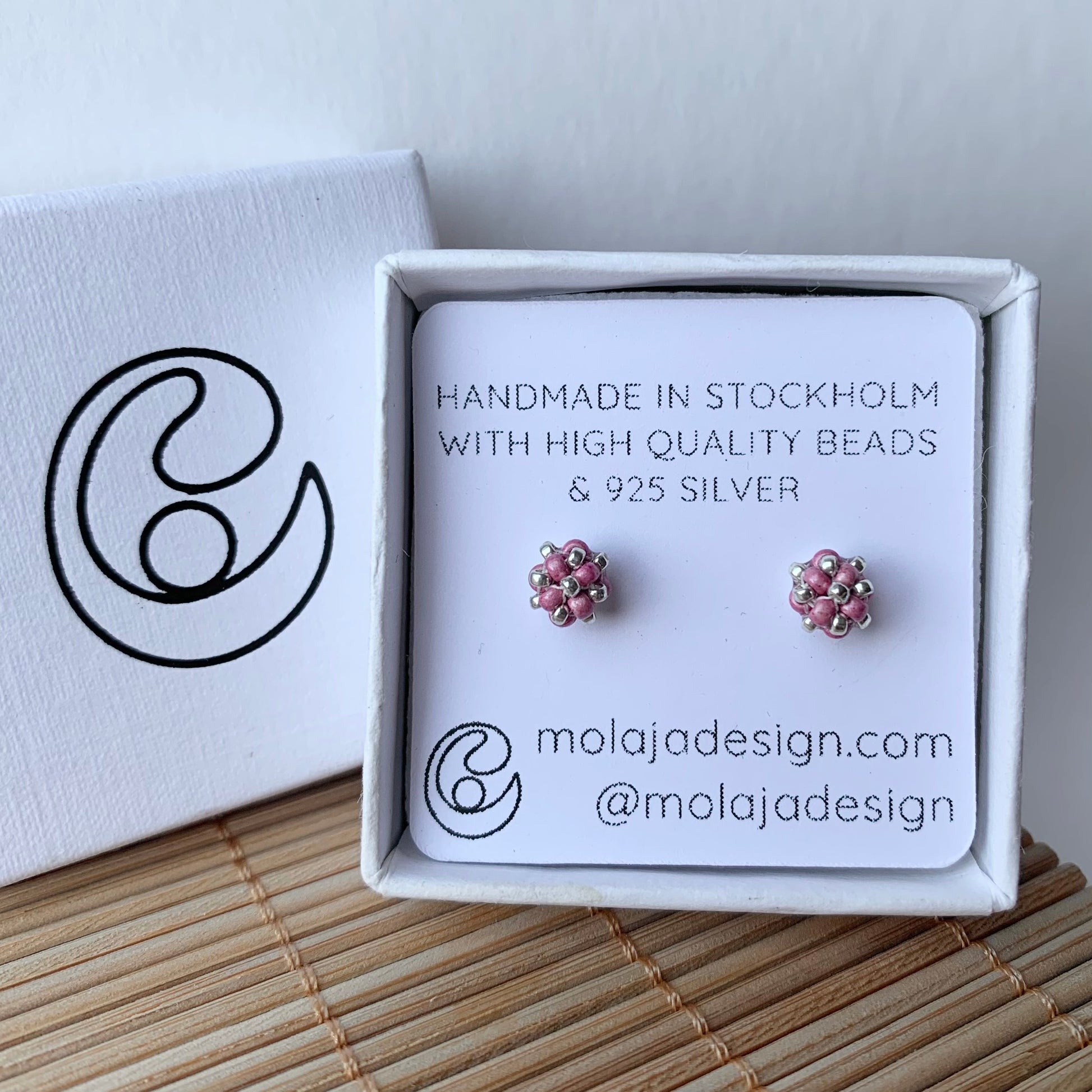 Metallic cerise studs i smyckesask med text från MoLaja Design.