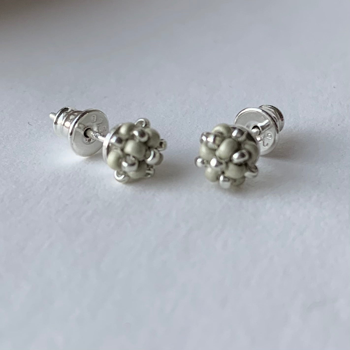 Örhängen stift med liten pärlad pärla i matt silver och silver från MoLaja Design