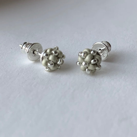 Örhängen stift med liten pärlad pärla i matt silver och silver från MoLaja Design