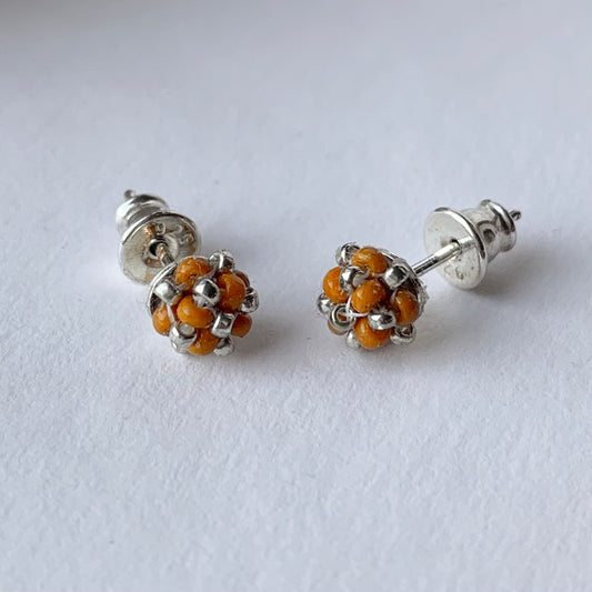 Örhängen stift med liten pärlad pärla i mandarin och silver från MoLaja Design