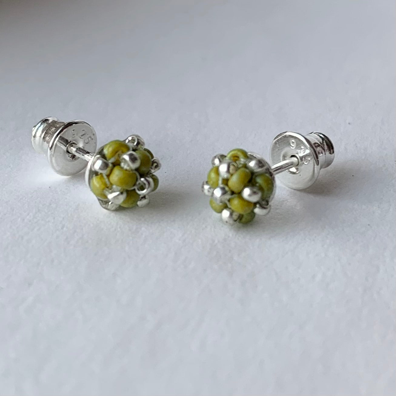 Örhängen stift med liten pärlad pärla i ljus grön och silver från MoLaja Design