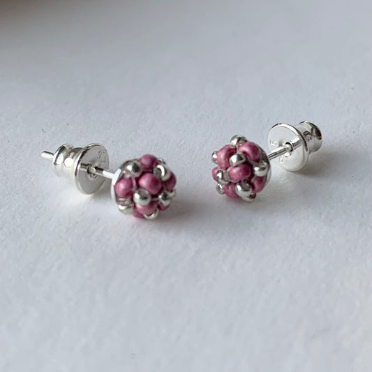 Örhängen stift med liten pärlad pärla i metallic cerise och silver från MoLaja Design