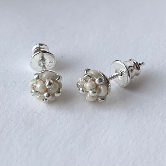 Örhängen stift med liten pärlad pärla i pärlemor och silver från MoLaja Design