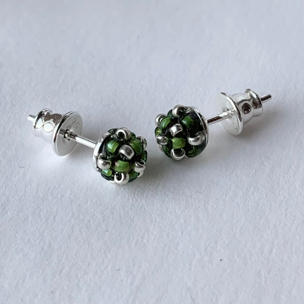 Örhängen stift med liten pärlad pärla i transparent grön och silver från MoLaja Design