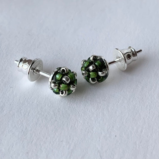 Örhängen stift med liten pärlad pärla i transparent grön och silver från MoLaja Design