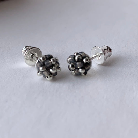 Örhängen stift med liten pärlad pärla i transparent mörk grå och silver från MoLaja Design