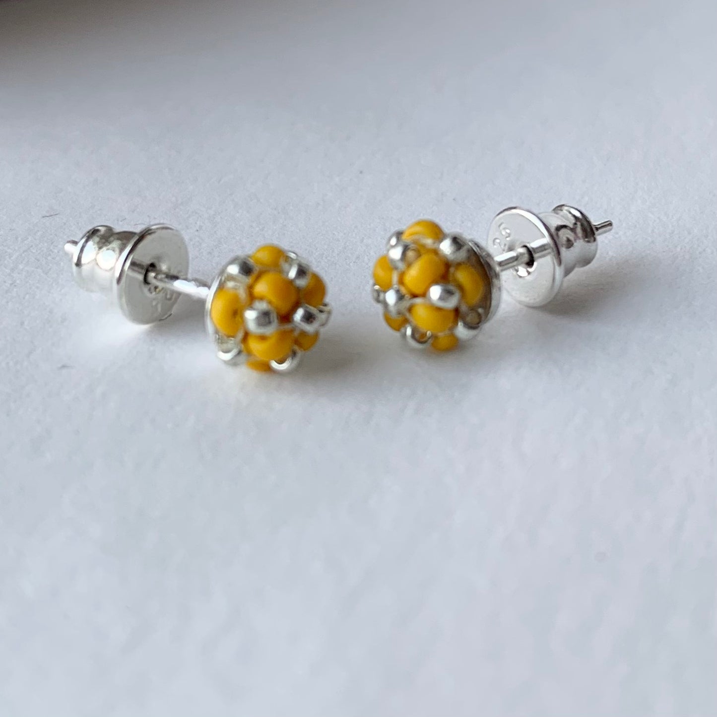 Örhängen stift med liten pärlad pärla i gul och silver från MoLaja Design