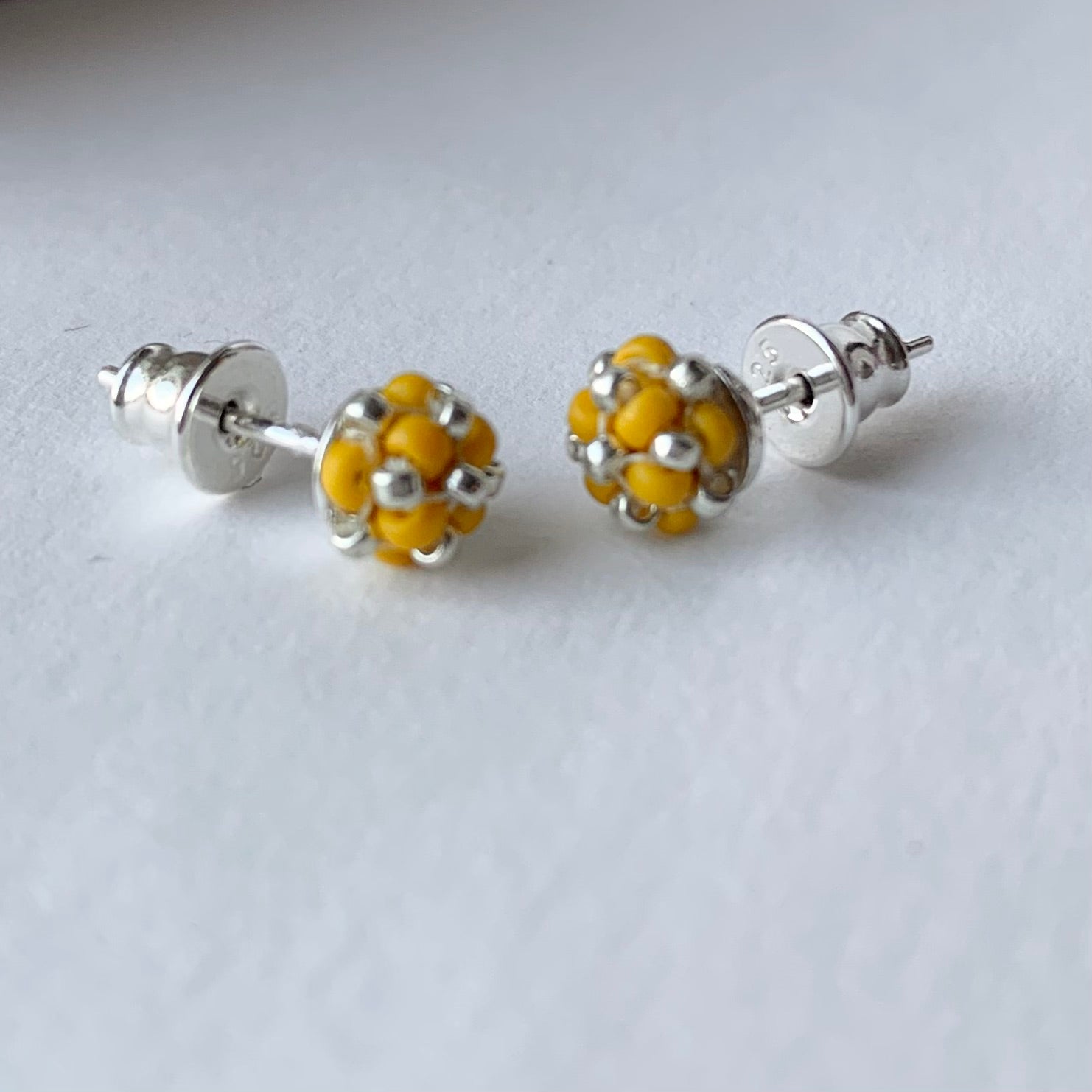 Örhängen stift med liten pärlad pärla i gul och silver från MoLaja Design