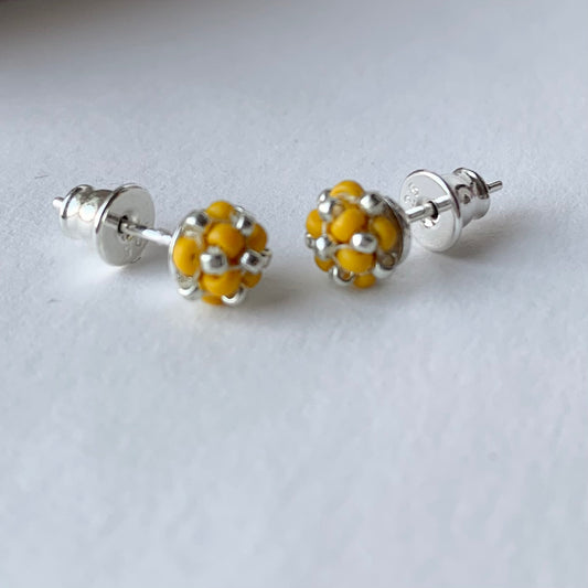Örhängen stift med liten pärlad pärla i gul och silver från MoLaja Design