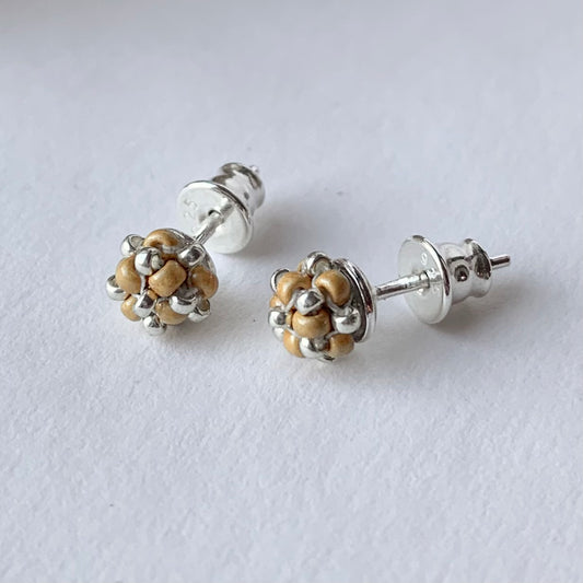 Örhängen stift med liten pärlad pärla i i matt guld och silver från MoLaja Design.