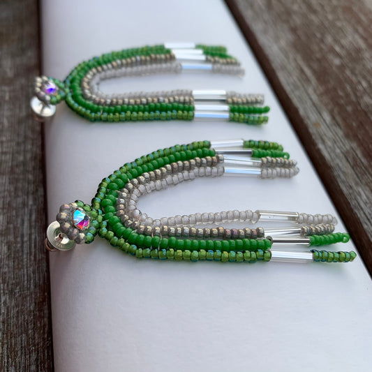 Flow - Stora hängande pärlade örhängen med gnistrande sten och små glaspärlor i gröna och silvergrå nyanser