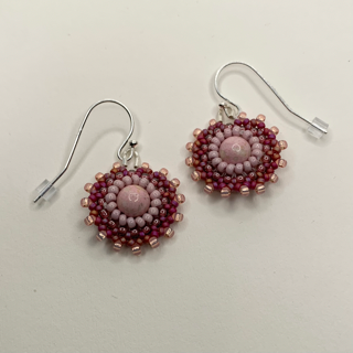 Blomformade pärlade örhängen i rosa och hallon med en halvädelsten i  mitten och öronkrok i 925 silver 