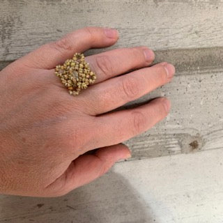 Stor pärlad ring LACE med sand spräckliga små glaspärlor och en gnistrande swarovski sten i mitten 